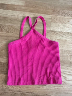 Topp Gina Tricot stl S - Ribbad halterneck topp från Gina Tricot i storlek S.  Mycket bra skick.  Finns även i ljusblå på min profil.  