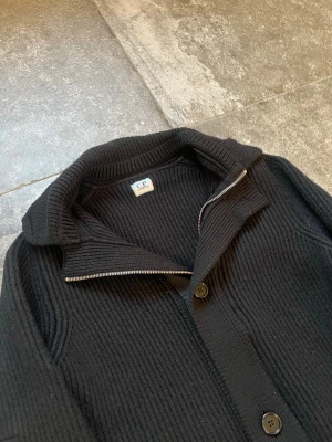 Vintage C. P Company Knitted Jacket - Tja! säljer nu min helt sjuka c. p company jacka som är sjukt skön. den är i ull och riktigt bra kvalité. 😉 Den har gått igenom tvätten några gånger och har därmed krympt lite från sin orginaltrogen strlk M, sitter mer som en S/XS🫡 Skriv ifall ni har frågor 🥹