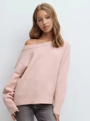 Ljusrosa off shoulder stickad tröja - Mysig ljusrosa stickad tröja med off shoulder-design och avslappnad passform. Tröjan har långa ärmar och bred ribbstickning vid ärmslut och nederkant. Perfekt för en chill och trendig look.