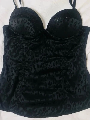 Snygg Intimissimi fest topp❤️ - säljer denna skit snygga svart leopard toppen som är perfekt till typ en fest❤️Justerbar rygg och i storlek xs. Är tyvär för liten så har ej några bilder med den på❤️