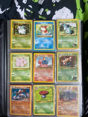Pokémonkort samling i pärm - Säljer en pärm fylld med olika Pokémonkort, bland annat Nidoran, Goldeen, Magcargo, Regirock, Pikachu och fler klassiska karaktärer. Korten är organiserade i plastfickor och innehåller både gräs-, vatten-, eld- och el-typer. Perfekt för samlare eller nostalgiker! Det finns mer kort men då behöver man be om mer bilder 
