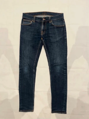 Nudie Jeans - Hej, Säljer ett par Nudie Jeans. Skick: 10/10 utan defekter. Modell: tight terry. Storlek 32/32, men sitter som 31/32 Slim Fit. Nypris: 1600kr. Mitt pris ej hugget i sten!