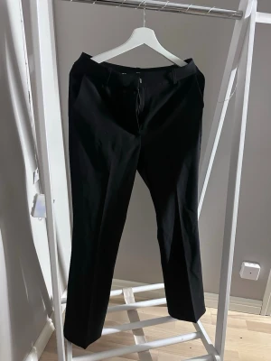 Mid waisted kostym byxor - Mid waisted kostym byxor från bikbok, storlek 40