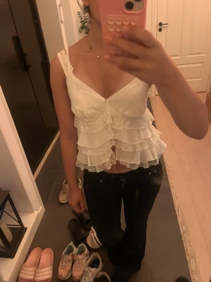 Vitt volang linne💕 - Jätte fint volang linne, tyvärr vet jag inte vart den är ifrån eftersom lappen inte är kvar. Öppen i mitten💗