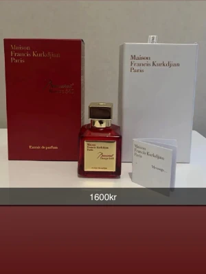 Maison Francis Kurkdjian Baccarat Rouge 540 - Maison Francis Kurkdjian Baccarat Rouge 540 Extrait de Parfum. Flaskan är elegant i rött glas med guldfärgat lock och etikett. Kommer i originalförpackning med både röd och vit box samt medföljande booklet.