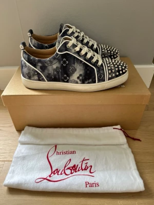 Christian Louboutin skor  - Hej, säljer nu dessa supersnygga Loubs skor. Skorna är i grymt skick!  Box och dustbag ingår. Hör av dig vid frågor. 