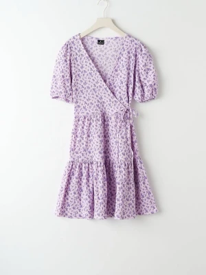 Gina Tricot klänning - Llila klänning från Gina Tricot med blommigt mönster och omlott i midjan. Endast använd 1 gång!