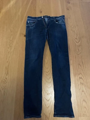 Replay Hyperflex jeans  - Väldigt använda replay byxor som är tucktade nära rumpan där back, kan gå håll väldigt snart