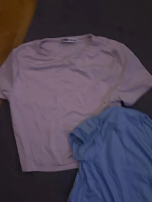 Två basic t-shirts i pastellfärger - Säljer tre stilrena t-shirts i pastellrosa och ljusblått och ljusgrön. Båda har rund halsringning och korta ärmar, perfekta till vardagslooken. Materialet känns mjukt och skönt mot huden, troligtvis bomull eller bomullsblandning. Passar dig som gillar enkel och clean stil.