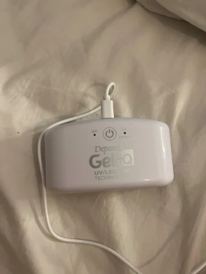 Depend Gel iQ UV/LED-lampa - Praktisk vit UV/LED-lampa från Depend Gel iQ för härdning av gelnagellack. Lampan har timerfunktion och ansluts med USB-kabel. Perfekt för att fixa snygga naglar hemma med professionellt resultat.