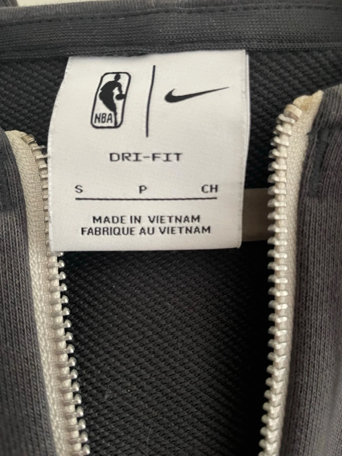 Mörkgrå zip hoodie med NBA-detalj - 2