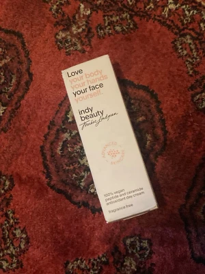 Dagkräm - Säljer en peptide & ceramide antioxidant day cream från indy beauty. Vegansk Oöppnad förpackning :)