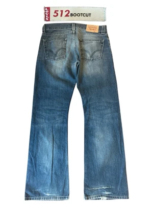 Levi Jeans 512 Bootcut  - Levi jeans, 512 bootcut, 32x32, 40cm midja, 107cm längd, 80cm innerben och 24cm benöppning. Har en gren lagning och några märken/fläckar där?. 7/10