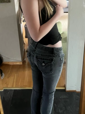 Miss me jeans - Säljer ett par mörkgråa jeans från Miss me med snygga detaljerade bakfickor. Dessa är i midje storlek 28 och är perfekta att sy om till bootcut, göra shorts av eller till och med sy om till en jeanskjol! Däremot är knappen på ena fickan borta. Skriv för mer info!💗💗