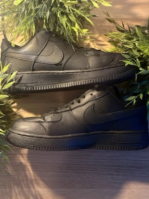 Svarta Nike Air Force 1 sneakers - Säljer till billigt pris för vill få bort snabbt!🫡 gjort rent dem! Helt kungligt skick för priset!, väldigt stiliga!