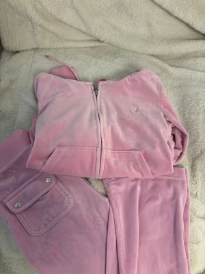  Juicy Couture - Överdel storlek s underdel xs snöre saknas på underdelen 