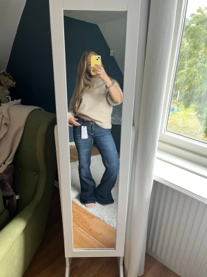 Helt nya lågmidjade bootcut jeans - Fett snygga sprillans nya brallor från Gina tricot, i storlek 38. Lågmidjade, bootcut ! Pris kan diskuteras   39 cm midjemått rakt över (med mycket stretch) 82 cm innerbenslängd