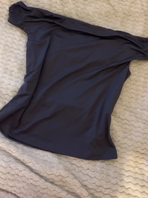 Svart offshoulder topp från H&M - Säljer en svart offshoulder topp från H&M i storlek M. 