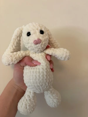 Virkad vit kaninmjukis - Söt handvirkad kanin i mjukt, fluffigt vitt garn. Kaninen har långa öron, svarta ögon och en rosa nos. Perfekt som gosedjur eller dekoration. Passar både som present eller till dig själv.