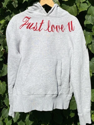 Just love u sandro hoodie  - Supersöt Just love u sandro hoodie, storlek 1. Nypris ca 2200 kr. 
