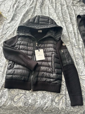 Moncler cardigan - Virala Moncler cardigan, skit snygg och passar bra till hösten och vinter