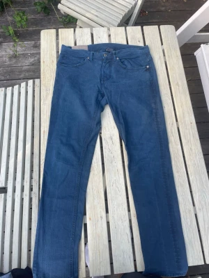 Dondup "George" Jeans - Stilrena mörkblå jeans från italienska Dondup i modellen "George". Riktigt fin kvalitet och passform. I mycket gott skick utan anmärkningar. 