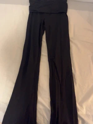 Svarta yogapants från Gina tricot - Svarta super sköna yogapants från Gina tricot. Passar till allt och super mysiga att ha hemma eller var som helst.