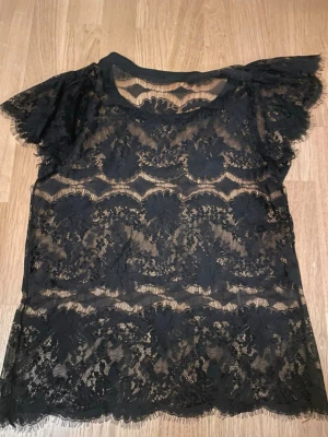 Svart spetsblus med kort ärm - Snygg svart blus. Skriv för frågor💕