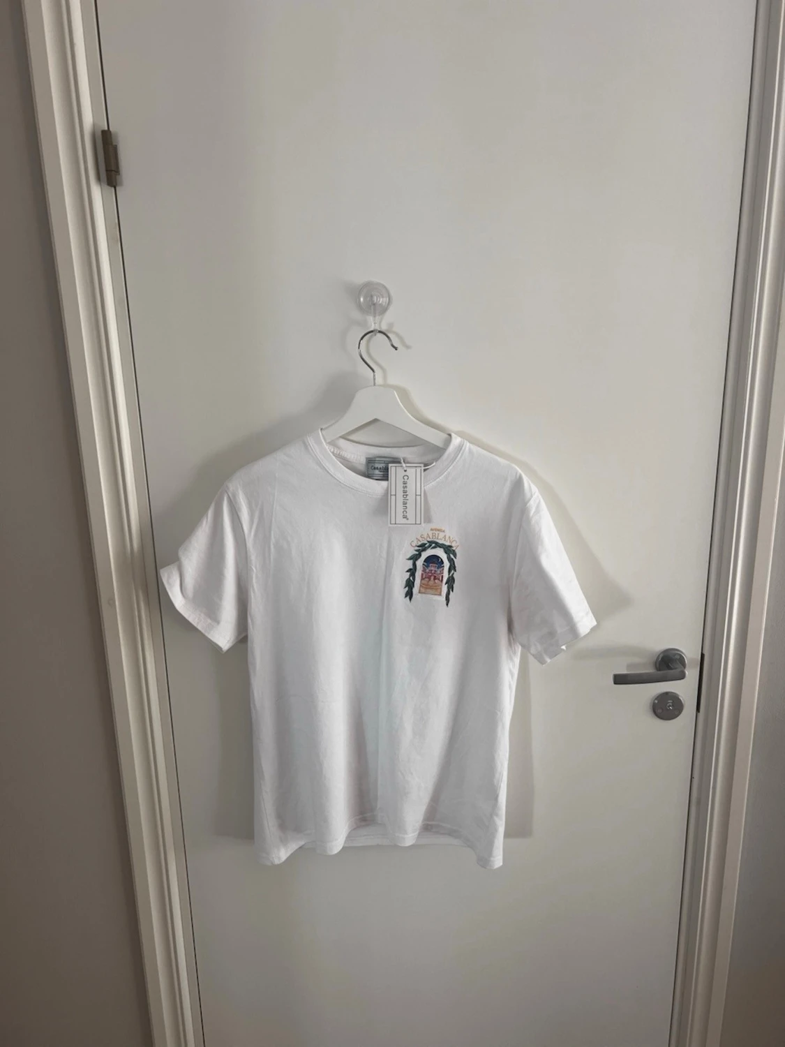 Vit t-shirt med Casablanca tryck fram