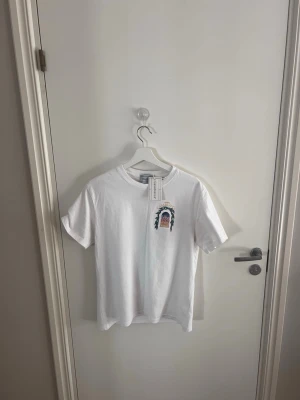 Vit t-shirt med Casablanca tryck fram - Jag säljer min jävligt snygga  tröjan för den är för kort för mig.