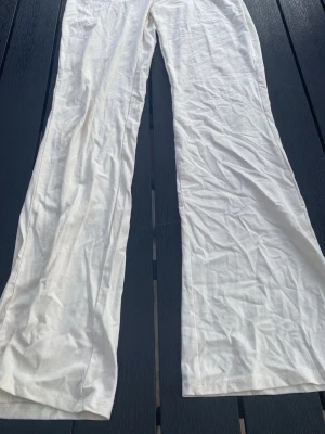 Fold over yoga pants - Utsvängda yoga byxor från Gina tricot. Aldrig använda, har prislappen kvar.