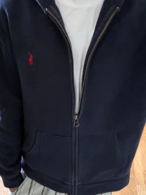 Ralph lauren zip  - Mörkblå ralphlauren zip hoodie i storlek L                    Passar perfekt för dig som är 160 cm lång                 Tappat lite färg men inget man tänker på men därav priset.