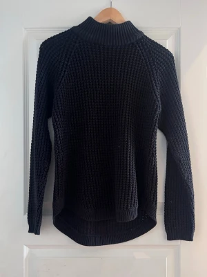 Svart stickad tröja från Gina Tricot - Svart stickad tröja från Gina Tricot. 🚨Tar bara emot betalningar via Swish!!! Om du vill ha fler bilder eller har frågor är det bara att skriva till mig!!!🚨