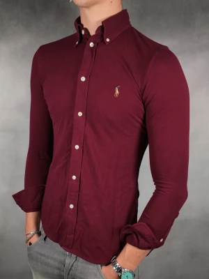 Ralph Lauren skjorta - Ralph Lauren skjorta • Storlek: S • Skick: 9/10 – fint skick utan skavanker • Inkluderas: Endast skjorta • Nypris: Ca 2000kr • Passform: Sitter något mindre än normalt • Modellen på bilden är 180 cm lång, väger 65 kg •