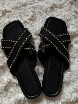 Svarta sandaler med strassdetaljer - Säljer ett par svarta sandaler köpta utaomlands, inte använda så mycket 