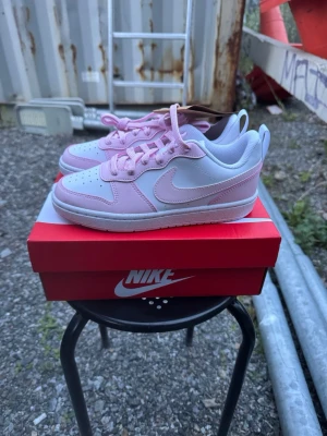 Nike Court Borough Low Recraft (GS) Vit/Rosa, strl 36. - Helt nya oanvända Nike Court Borough Low Recraft (GS) Vit/Rosa, strl 36.  Skorna har inte blivit använda eller testade. Original kartong medföljer