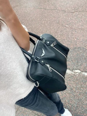 Zadig väska  - Super fint skick, använder sällan där av säljer jag den💕köpt för fullpris i butik ny i Sthlm. 