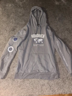Grå hoodie från hoodrich - En snygg grå hoodie från hoodrich, i ett väldigt fint skick. Storlek M