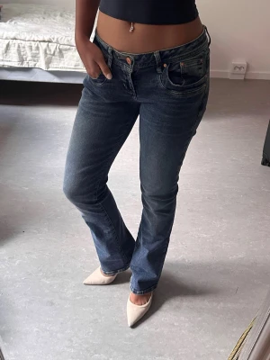 LTB Valerie Jeans - Säljer dessa populära LTB jeans i modellen Valerie, storlek W27 L32.  Snygg mörk wash, låg midja och raka bootcut ben. Använda endast ett fåtal gånger och är som nya. Innerben: 83cm ytterben: 104cm. Nypris ca 700kr. 🫶🏽