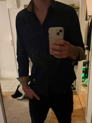 Burberry Mörkblå skjorta   - Burburry Snygg mörkblå skjorta 