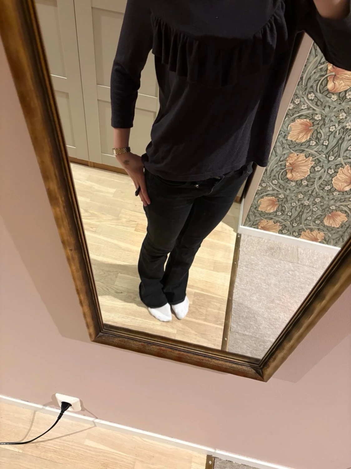 Svart topp med volangdetalj - 1
