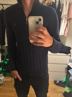 Mörkblå halfzip tröja Polo Ralph Lauren - Snygg mörkblå halfzip tröja från Polo Ralph Lauren med halv dragkedja och hög krage. 