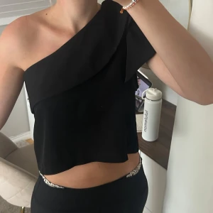 Svart topp - Säljer den här super fina of shoulder toppen! Det saknas lappar i så vet tyvärr inte märke/storlek. Men jag har vanligtvis S och den sitter så som jag visar på bilderna❤️ 