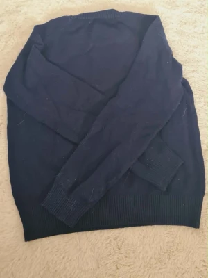  stickad tröja  - Mörkblå stickad tröja i storlek 158/164. Tröjan har rund halsringning och långa ärmar. Perfekt för kyliga dagar och enkel att matcha med olika outfits, både utekvällar eller om man vill ha något gosigt💕