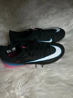 Nike by you mercurial fotbollskor - Dessa Fotbollskor är sparsamt använda och har använts ett fåtal gånger, men vi kan inte lämna tillbaka för att de har använts. Dessa skor passar inte min son och därför väljer jag att sälja de. De är storlek 41