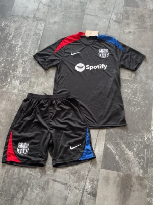 Svart FC Barcelona träningsset Nike - Säljer ett helt nytt träningsset från FC Barcelona aldrig använt 