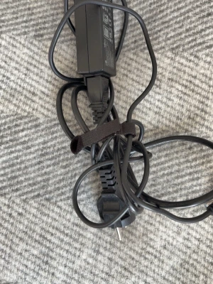 HP 45W nätadapter till laptop - Svart nätadapter från HP på 45W med tillhörande strömkabel. Kompakt och rektangulär design i plast, perfekt för att ladda din HP laptop eller använda som reservladdare. Kabeln har kardborreband för enkel förvaring.