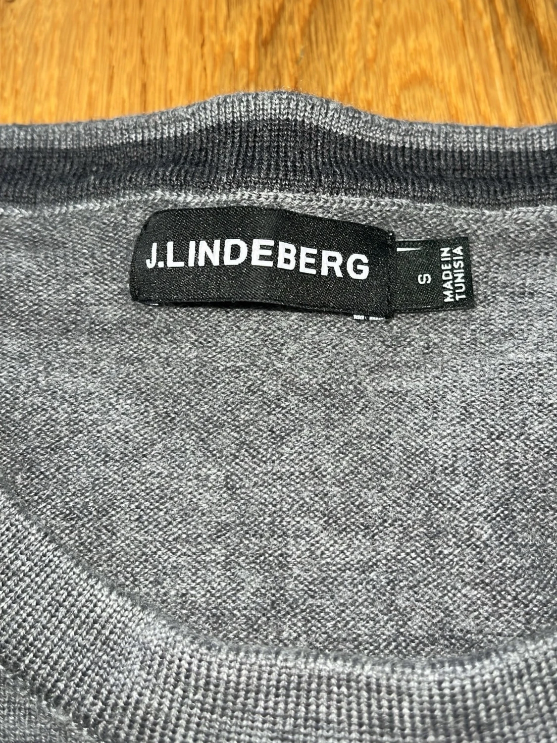 Grå rundhalsad merinoull tröja från J.Lindeberg - 2