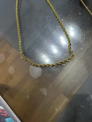 Guldfärgat tvinnat halsband - Säljer den här guldiga kordell halsband passar med alla outfit den e fin och bra den kan inte ramla från din hals för de e jätte bra lås har haft den 2månader 