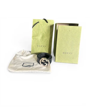 Svart gucci bälte  - Säljer mitt svarta gucci bälte, med box, påse och dustbag. Jag har även ett digitalt kvitto! Redo för prisförslag!